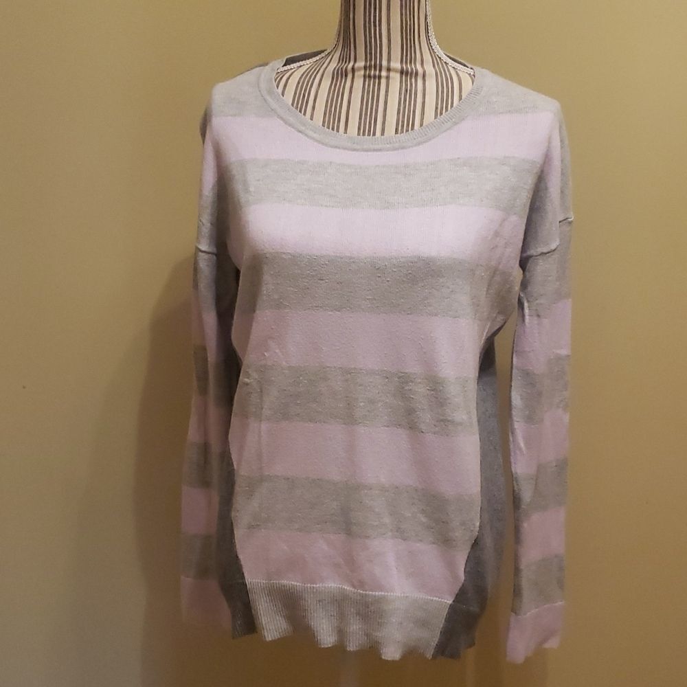 ❤ 3/$20. Banana Republic lightweight sweater. XS